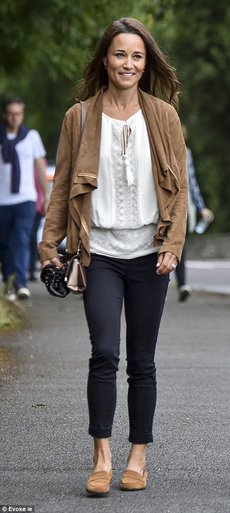 41F2D01D00000578-4657614-Pippa_looked_stunning_in_stylish_in_a_white_blouse_jeans_and_bro-a-5_1498941793575