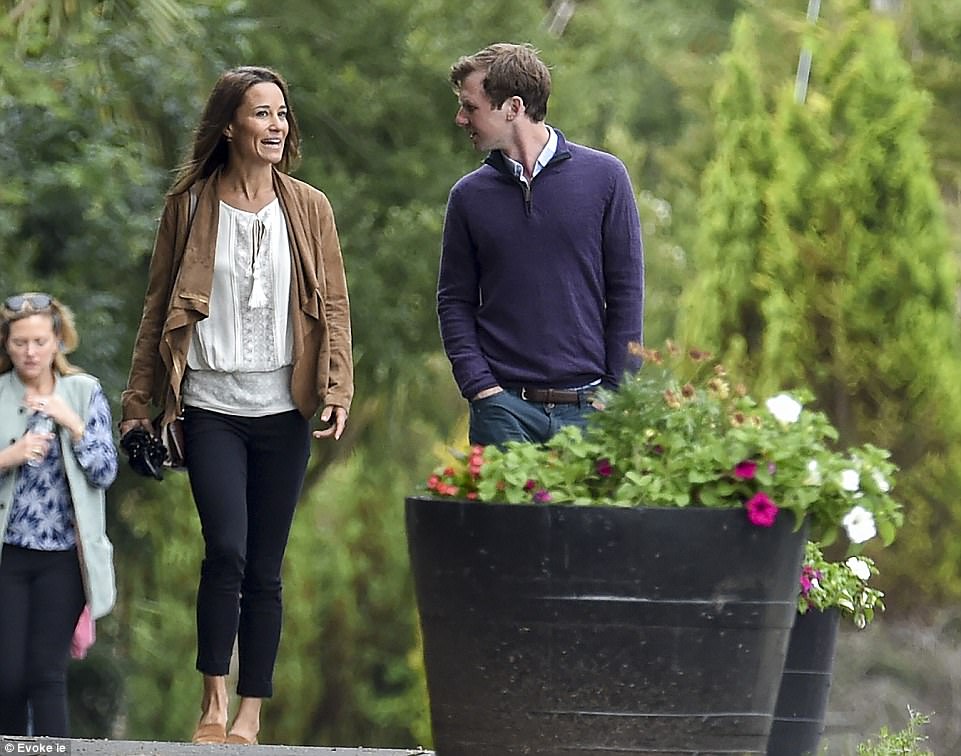 41F2D07600000578-4657614-Pippa_Middleton_and_a_friend_take_a_stroll_from_Eccles_Hotel_in_-a-4_1498941790299