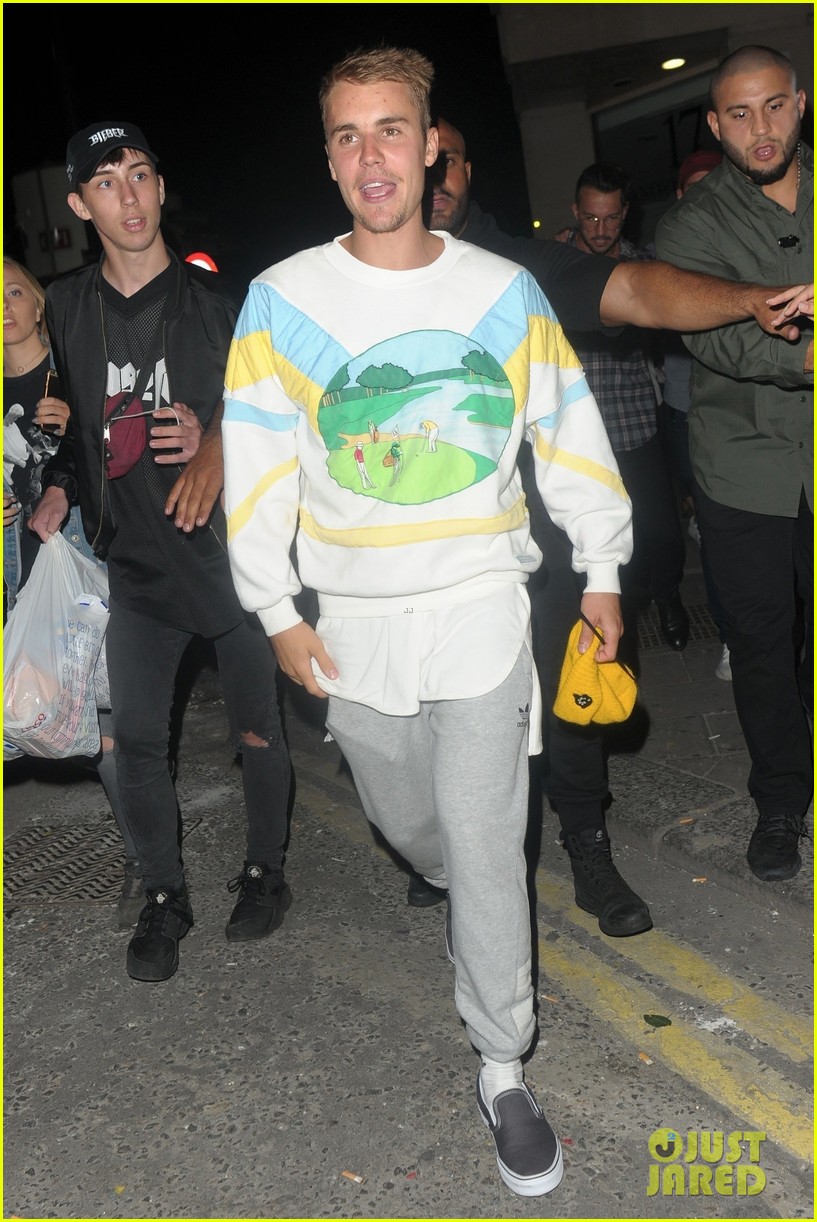 justin-bieber-hits-the-town-for-a-night-out05
