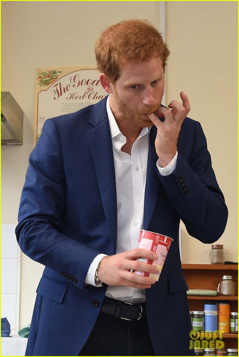 prince-harry-decorates-while-blindefolded-02