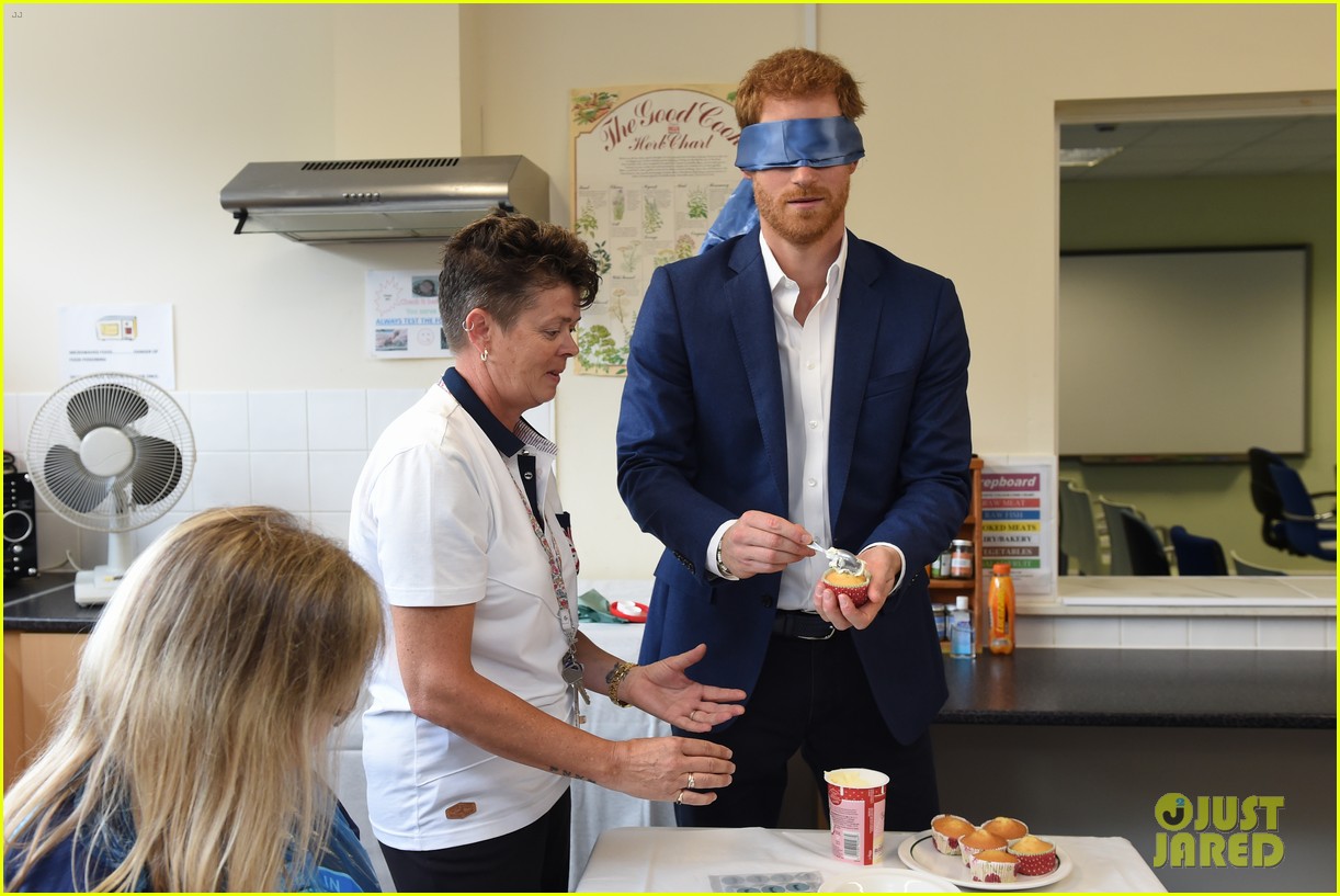 prince-harry-decorates-while-blindefolded-08