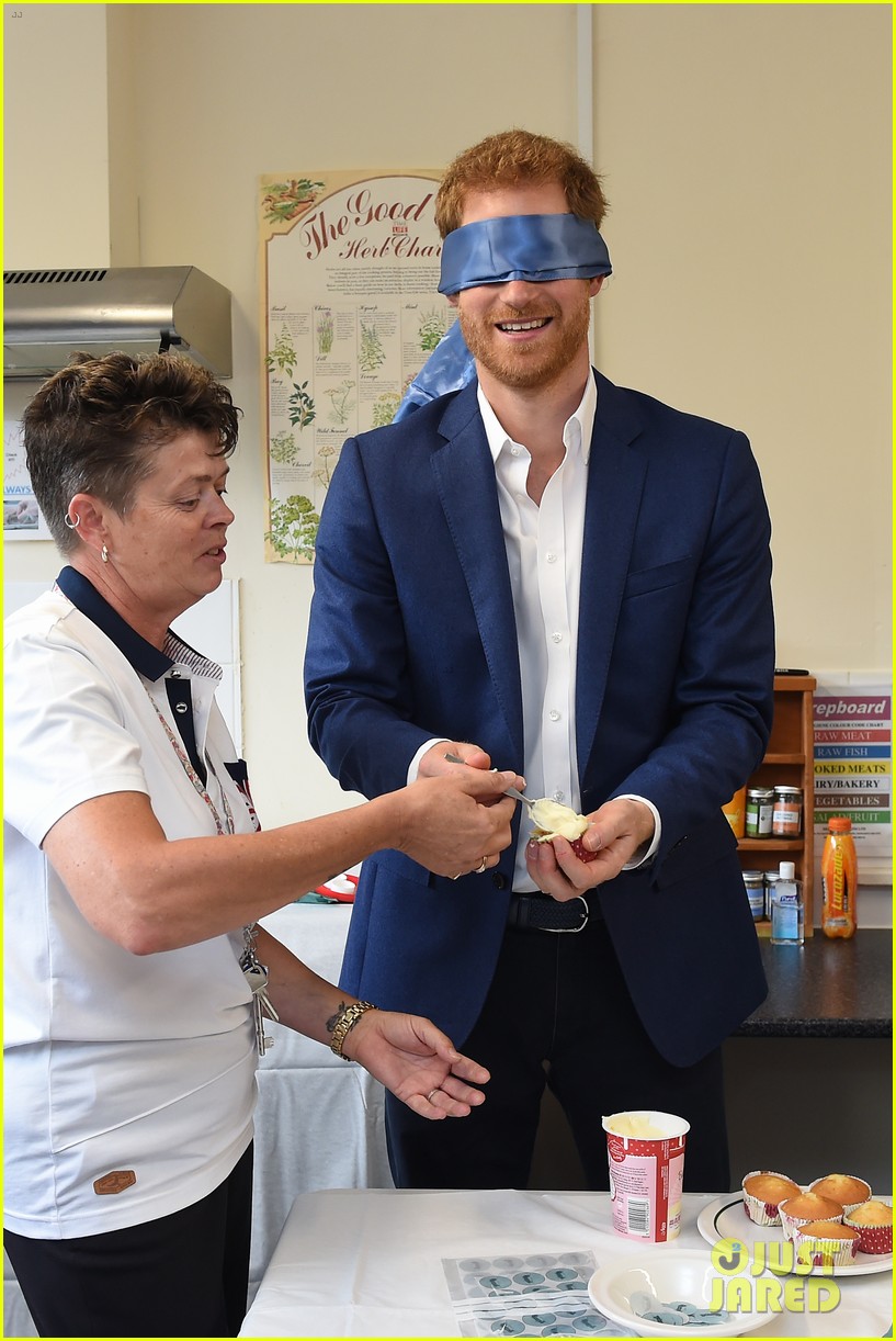 prince-harry-decorates-while-blindefolded-01