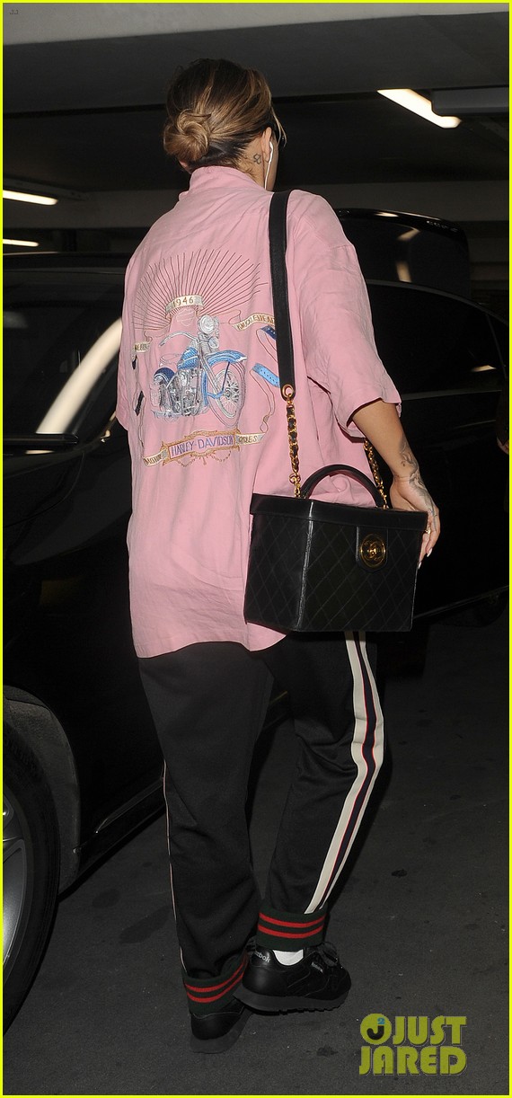 rita-ora-is-retro-chic-while-landing-in-london-for-rehearsals-03