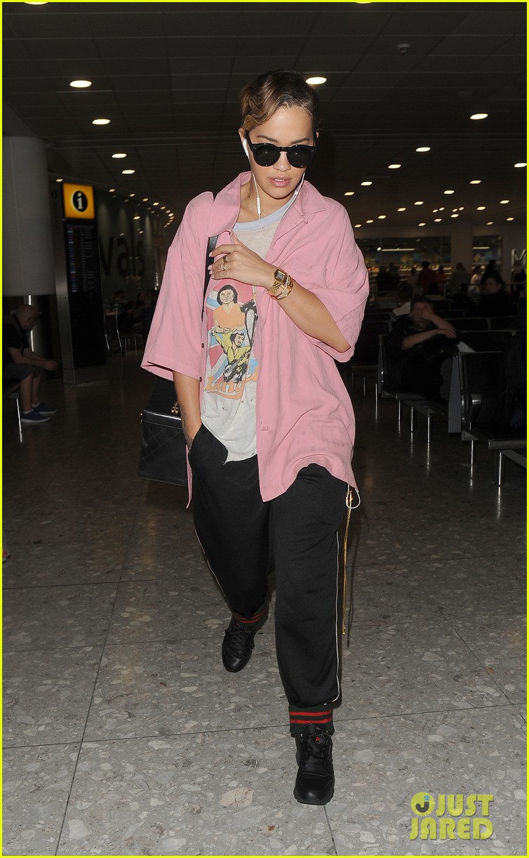 rita-ora-is-retro-chic-while-landing-in-london-for-rehearsals-01