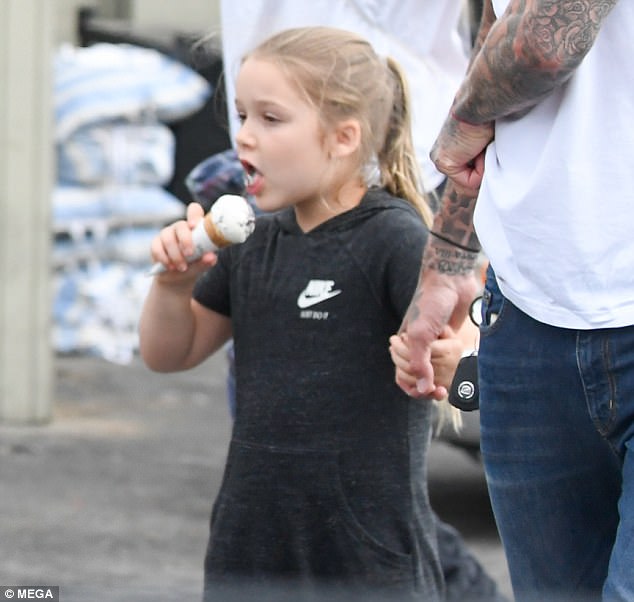 42B1E26200000578-4731134-Family_fun_Harper_Beckham_looked_in_her_element_as_she_enjoyed_a-m-2_1501058037450