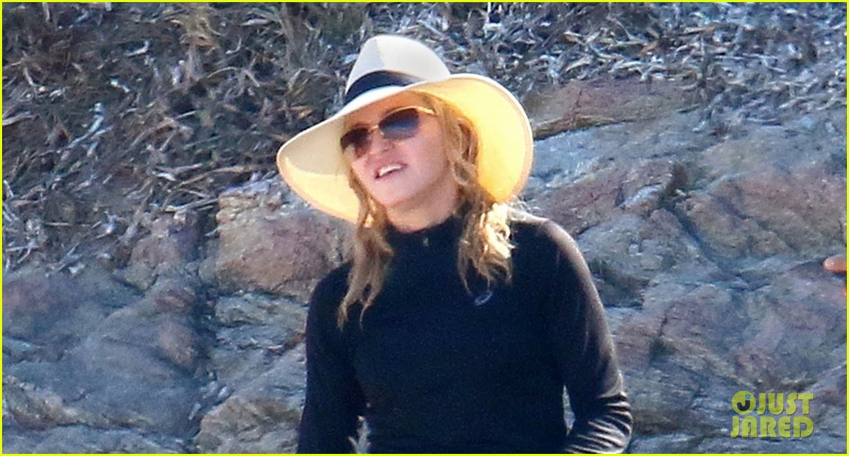 madonna-wears-all-black-to-the-beach-04