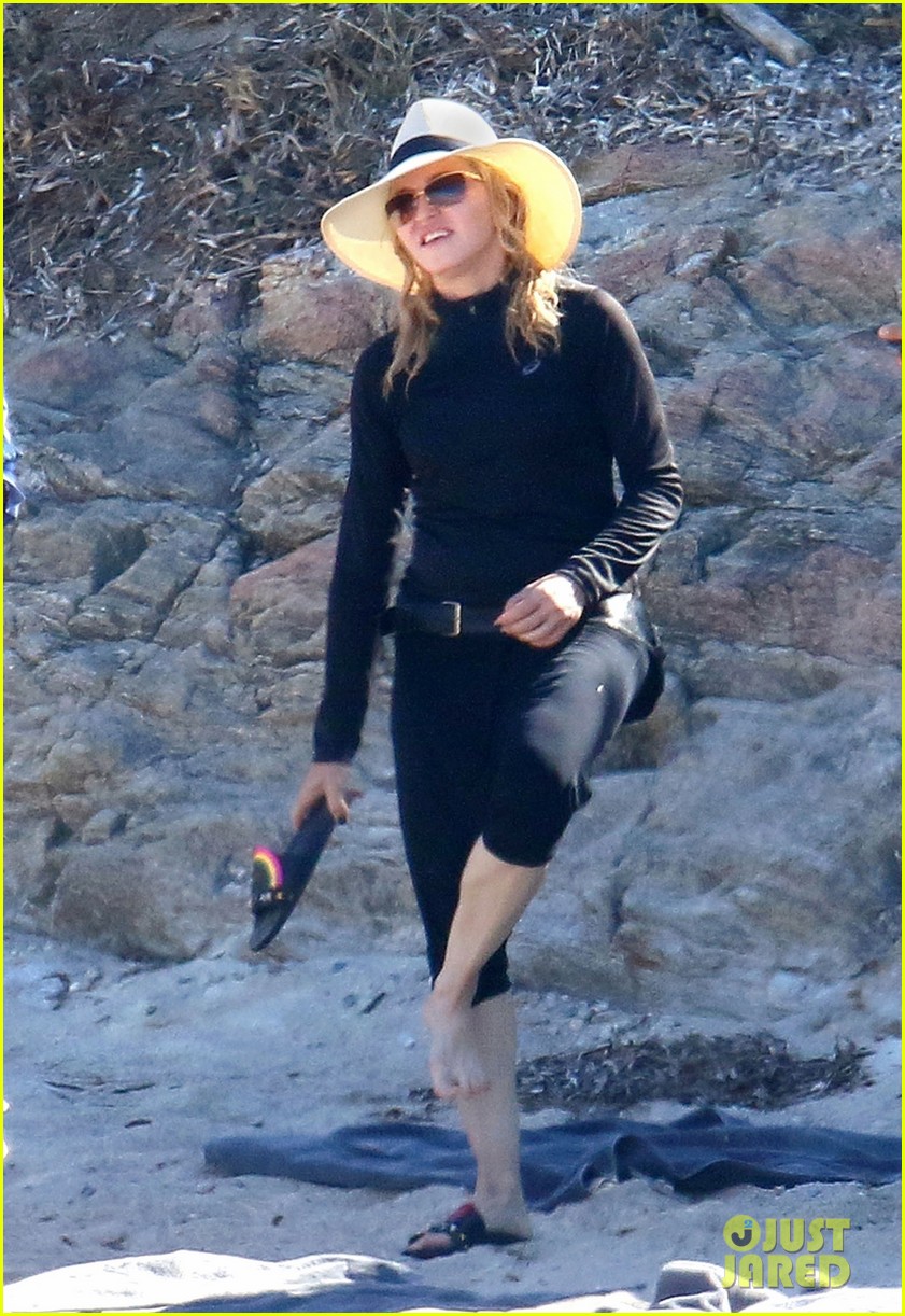 madonna-wears-all-black-to-the-beach-02