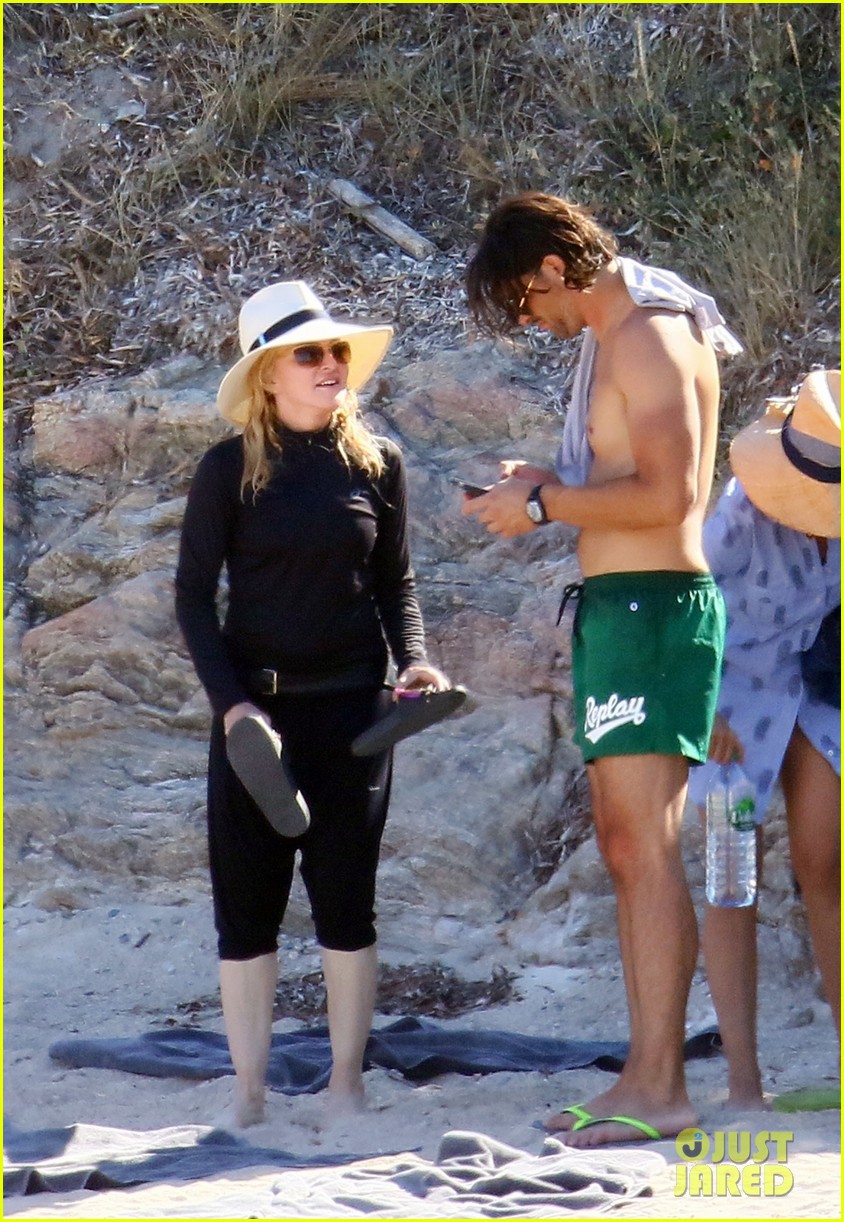 madonna-wears-all-black-to-the-beach-01