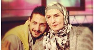 عمرو سمير مع والدة المذيعة ماجدة عاصم 