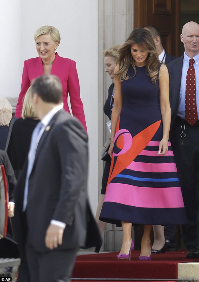 421463A700000578-4670816-The_US_First_Lady_Melania_Trump_chose_a_striking_midi_dress_with-a-21_1499347844580