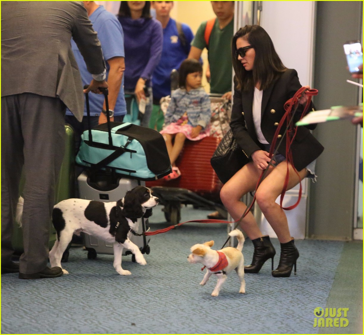 olivia-munn-and-her-pups-arrive-in-vancouver-for-six-filming-02