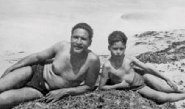 مع والده على شاطئ الإسكندرية وهو في عمر 12