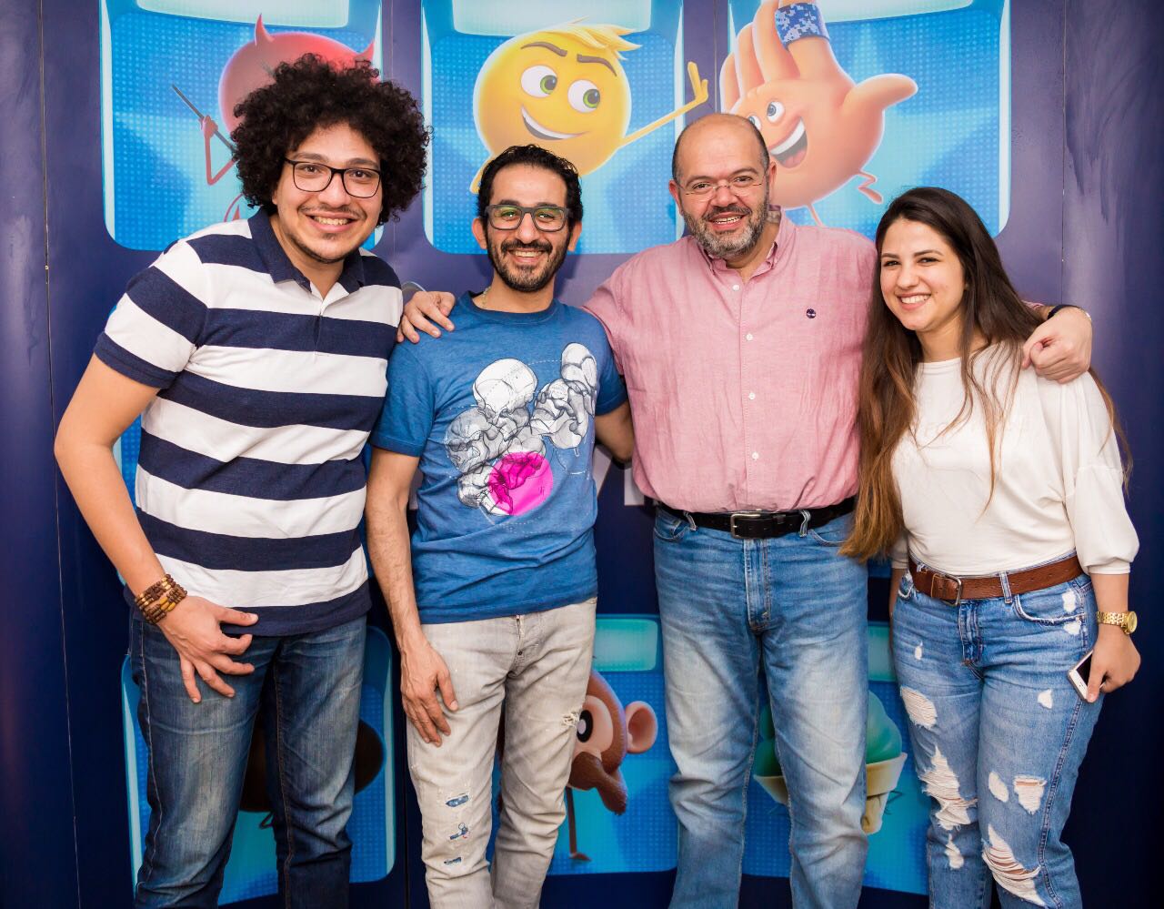 أحمد حلمى يحتفل بالعرض الأول لفيلم الايموجيز مع فريق العمل