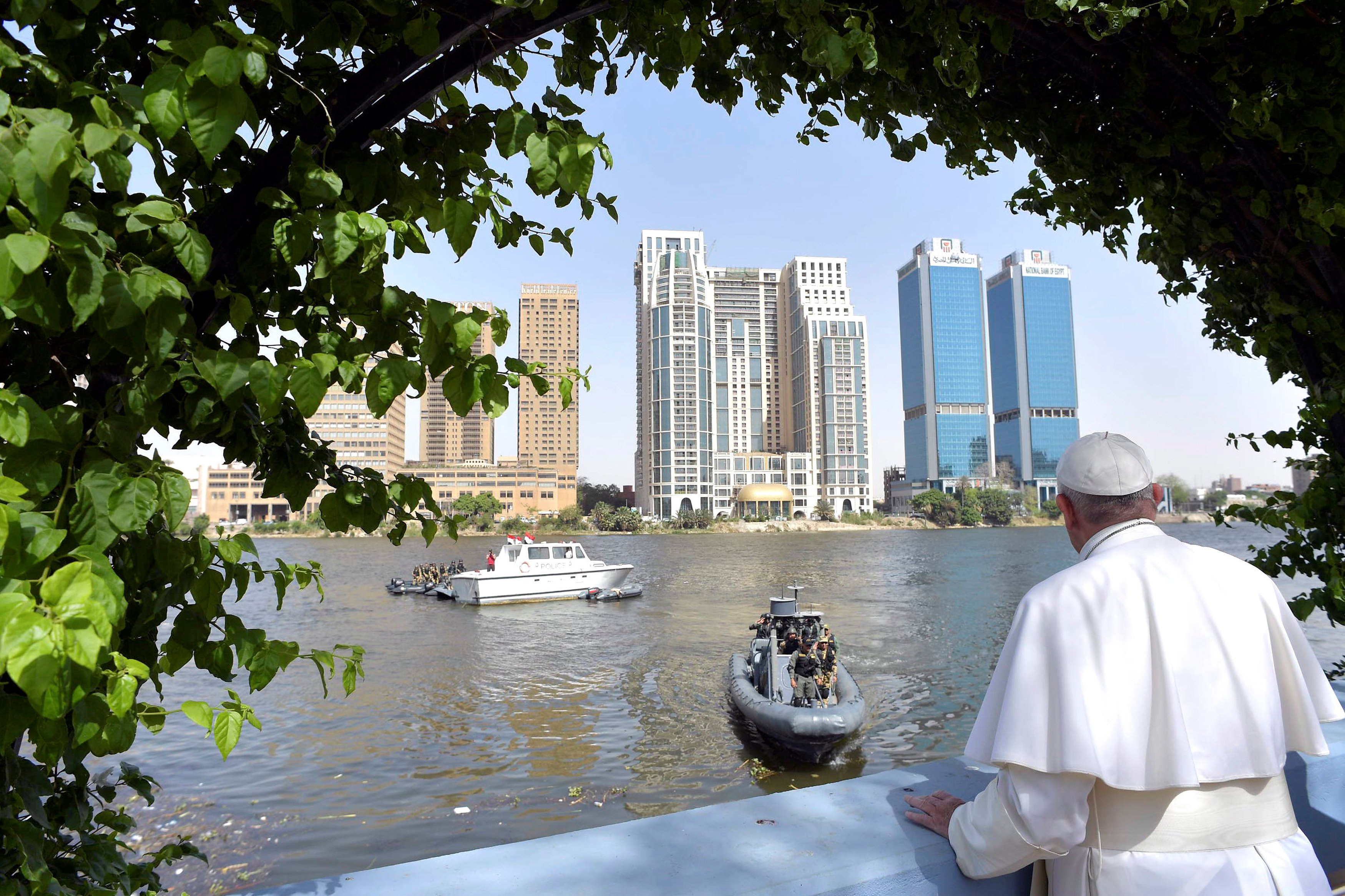 البابا-يشاهد-النيل