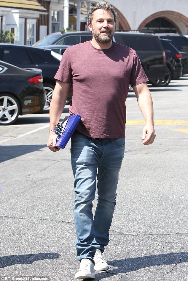 4333440700000578-4785940-On_Saturday_Ben_Affleck_44_was_spotted_in_the_LA_neighborhood_of-a-21_1502607714060