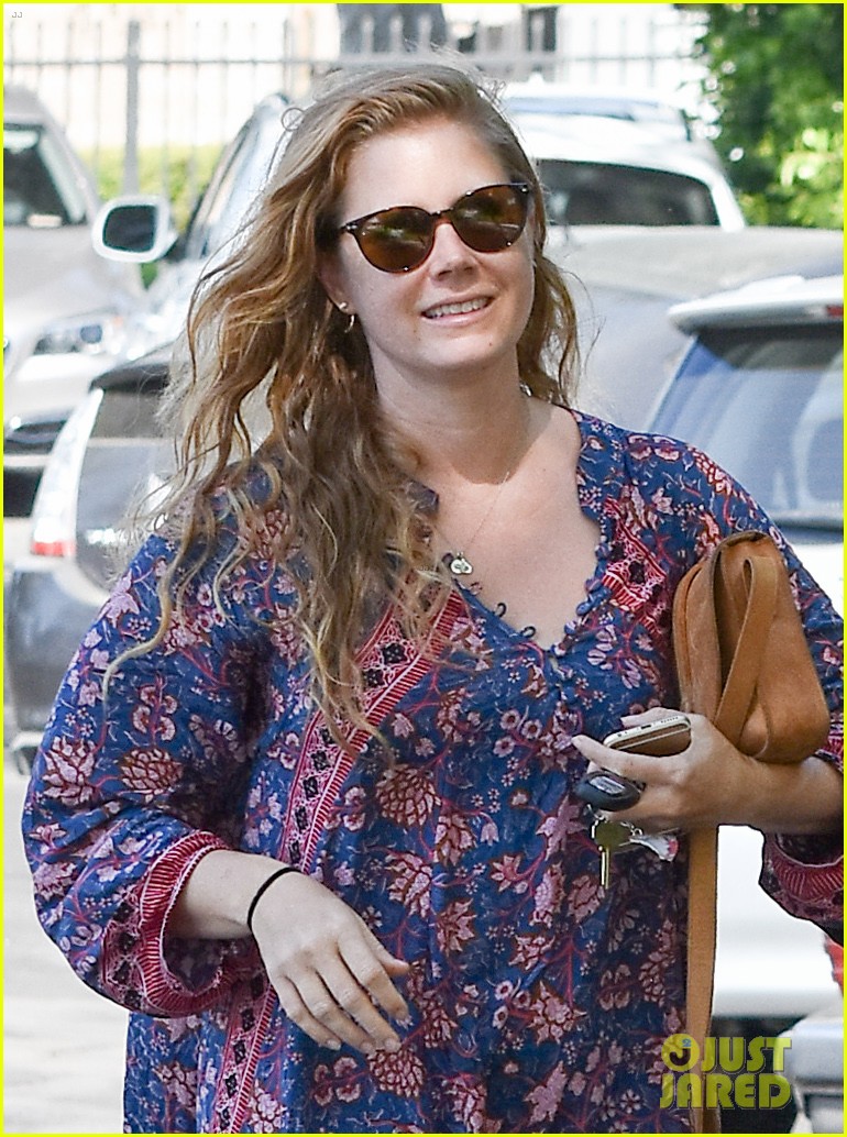 amy-adams-looks-stunning-while-going-makeup-free-in-la-02