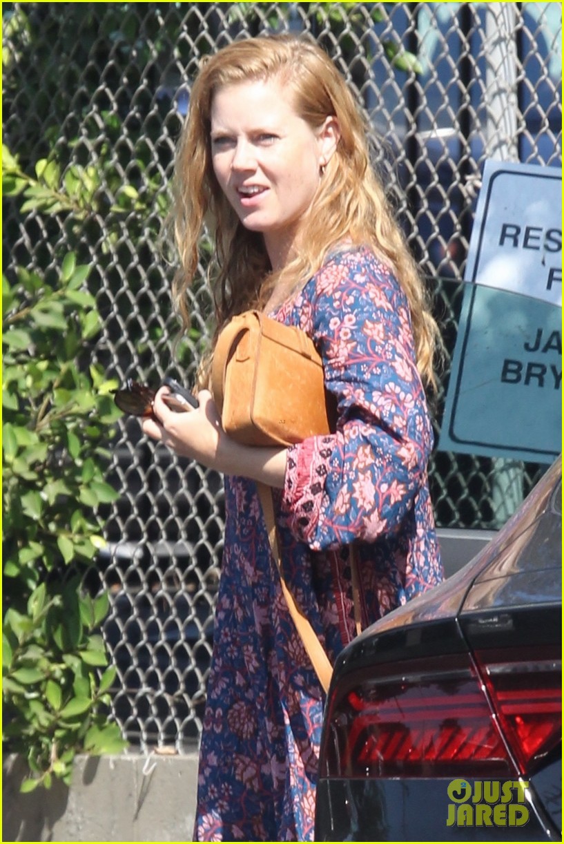 amy-adams-looks-stunning-while-going-makeup-free-in-la-04