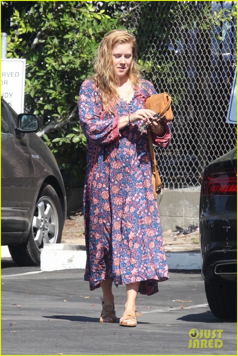 amy-adams-looks-stunning-while-going-makeup-free-in-la-03