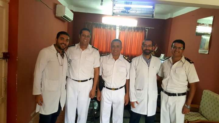 الضباط مع اطباء المستشفى الميدانى