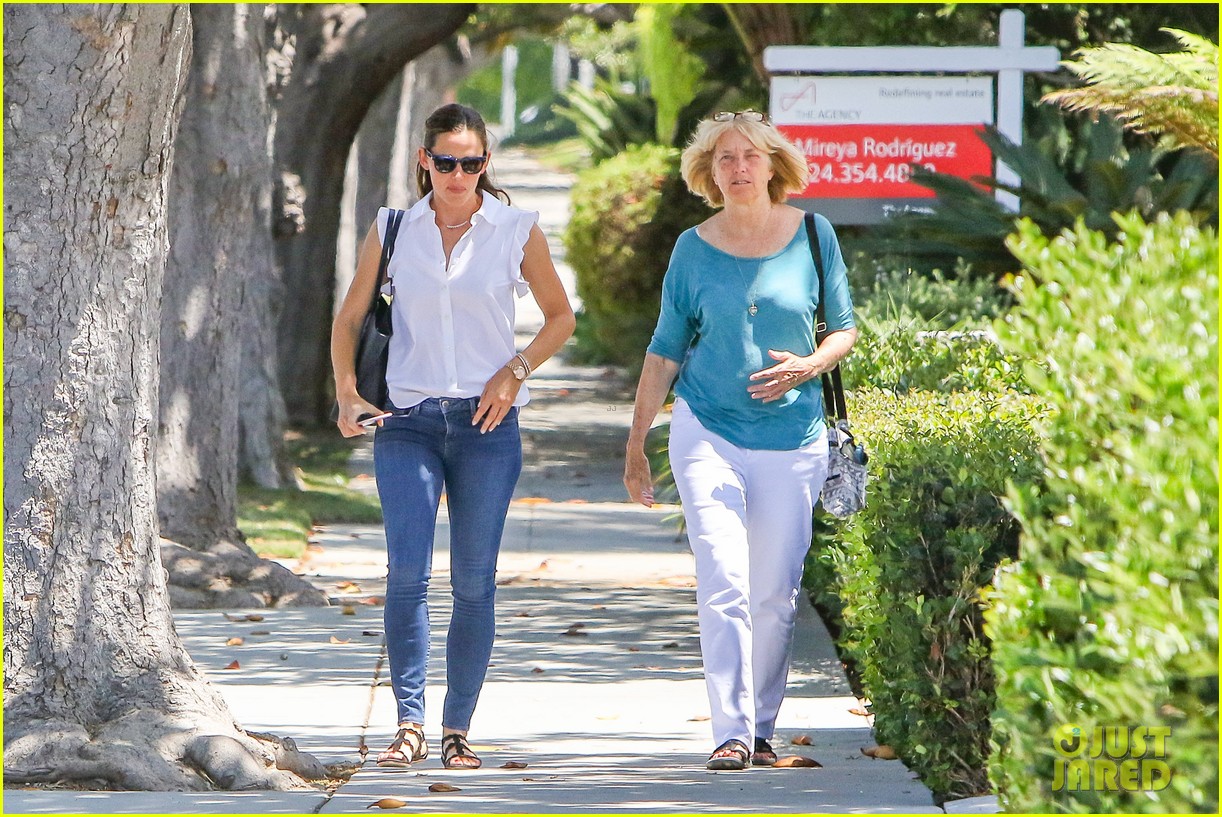 jennifer-garner-is-all-smiles-with-ben-afflecks-mom-03