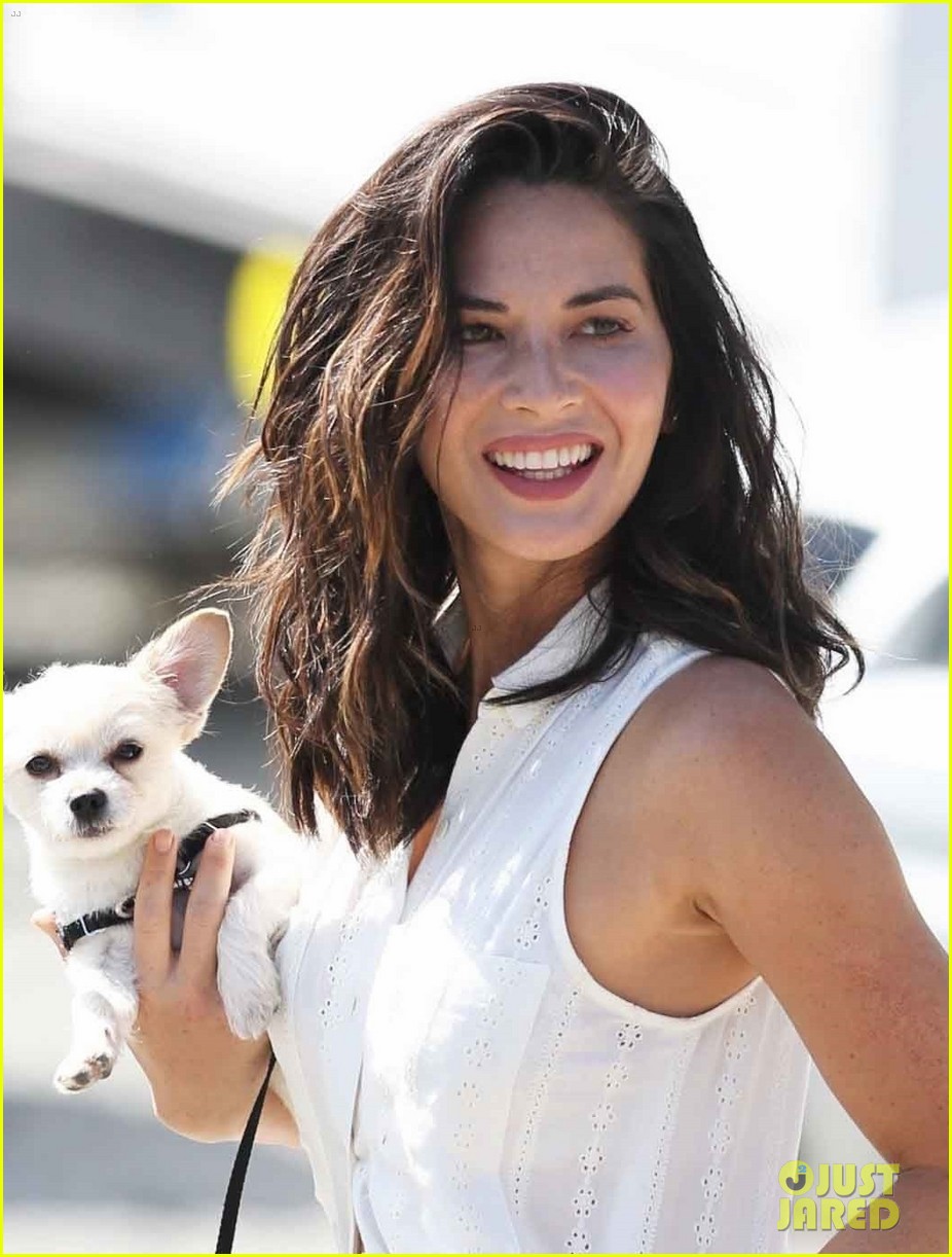 olivia-munn-takes-her-dogs-for-a-walk-on-set-of-buddy-games-04