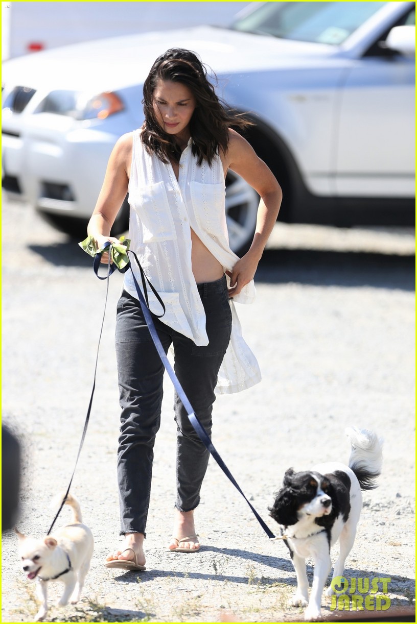 olivia-munn-takes-her-dogs-for-a-walk-on-set-of-buddy-games-05