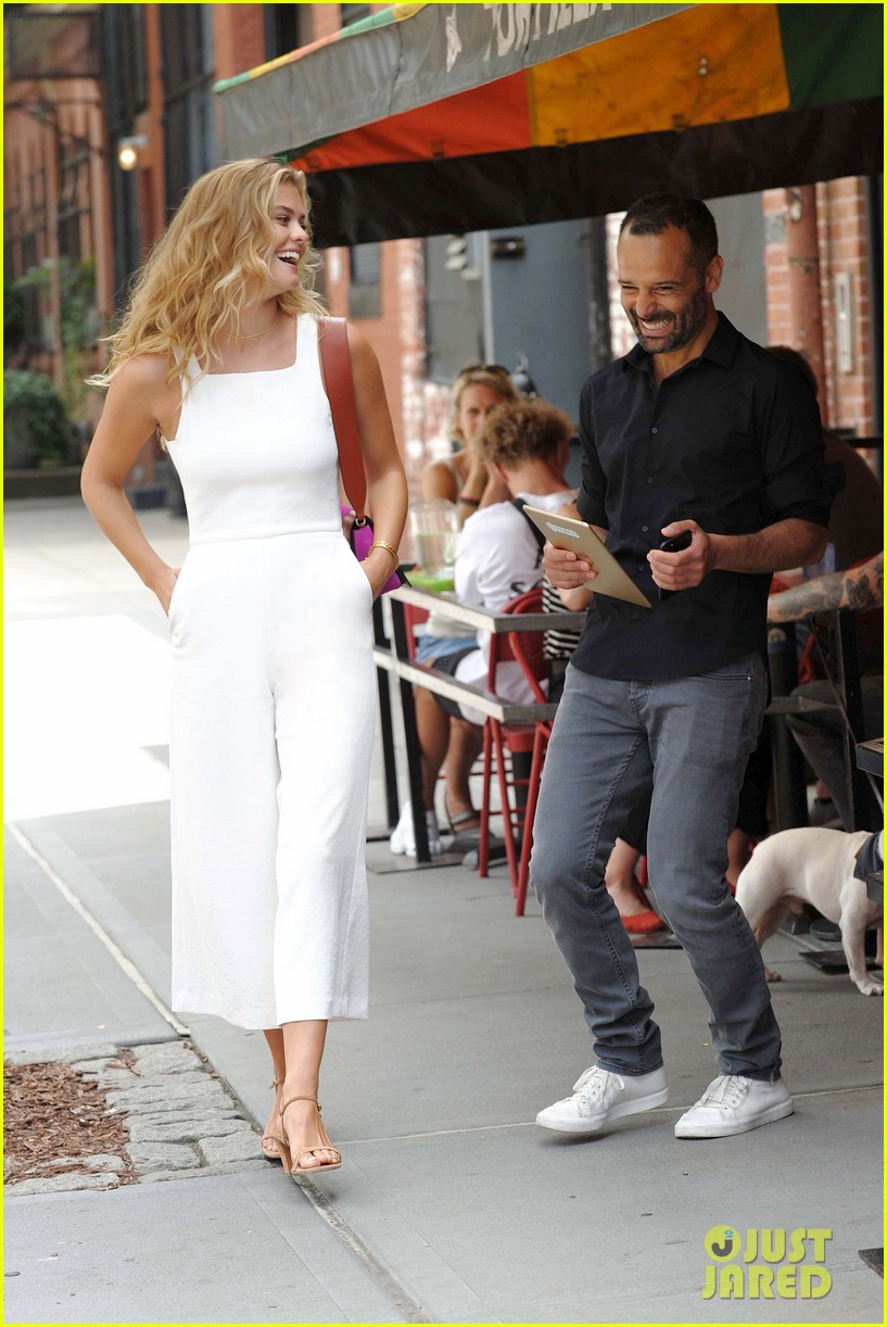 nina-agdal-is-lady-in-white-for-sunday-nyc-stroll-01