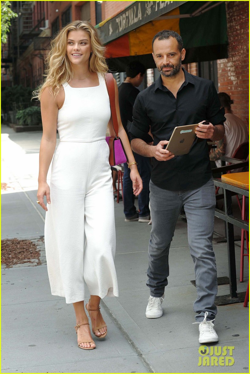 nina-agdal-is-lady-in-white-for-sunday-nyc-stroll-02