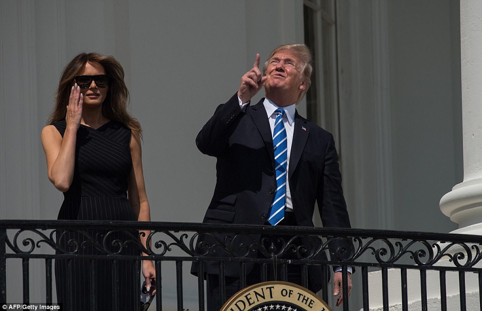 الرئيس الامريكى ترامب بدون النظارة