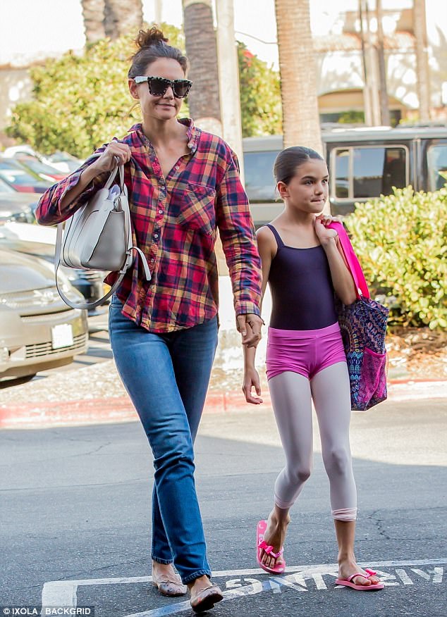 43806E3400000578-4818438-Retail_therapy_Doting_mom_Katie_Holmes_went_out_shopping_with_he-m-8_1503558088818
