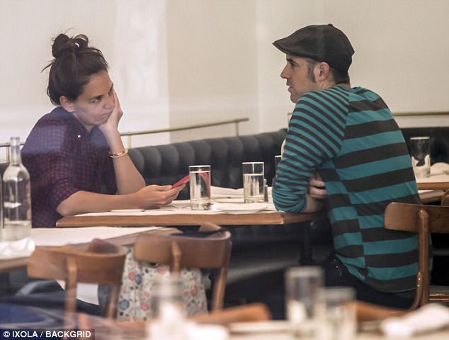 4390CCEF00000578-4826084-Who_s_that_guy_Katie_Holmes_enjoyed_lunch_with_a_mystery_male_pa-a-12_1503771410575