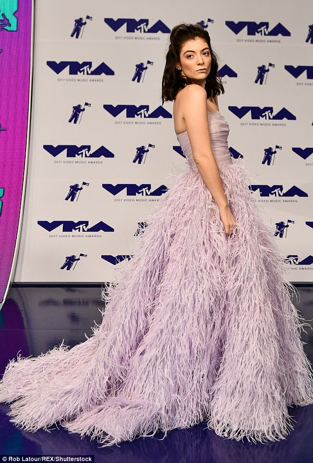 439F19BB00000578-4828494-Lovely_in_lilac_The_gown_complemented_the_New_Zealand_star_s_com-a-6_1503880217372