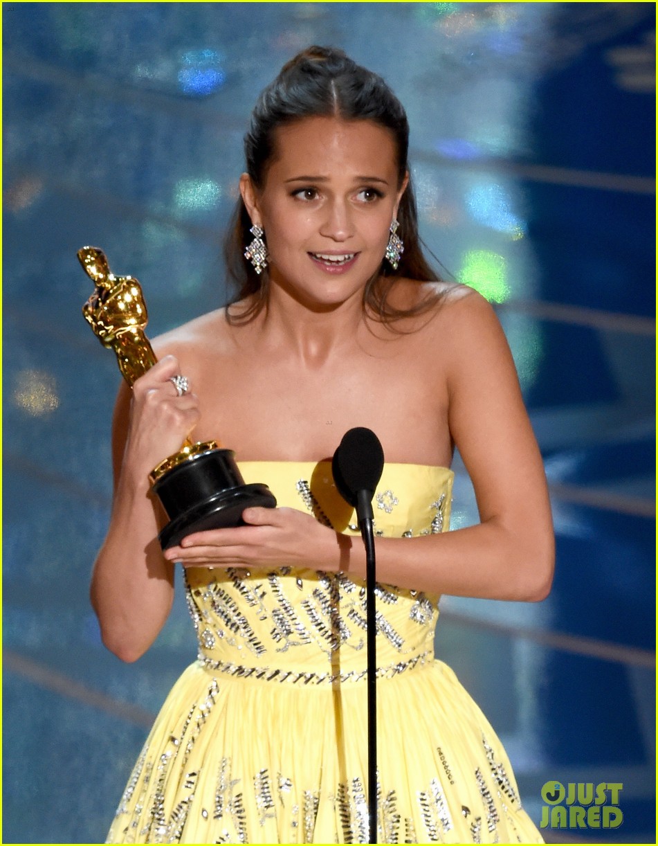 alicia-vikander-hasnt-seen-oscar-since-she-won-02 alicia-vikander-hasnt-seen-oscar-since-she-won-02