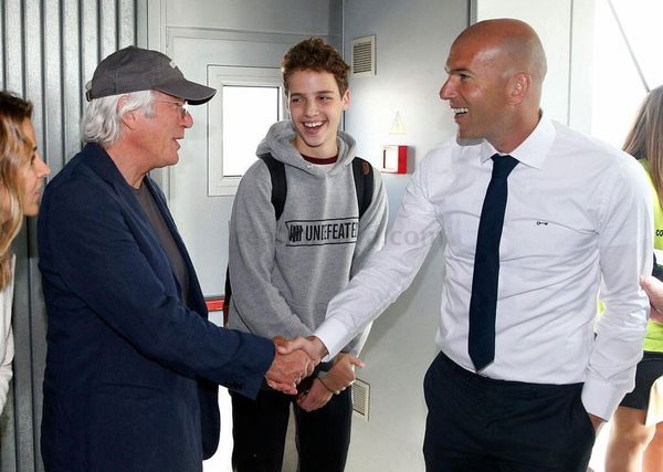 ريتشارد جير مع زيدان حينما حرص على زيارة مدريد