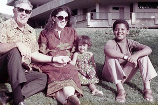 Ann_Dunham_with_father_and_children