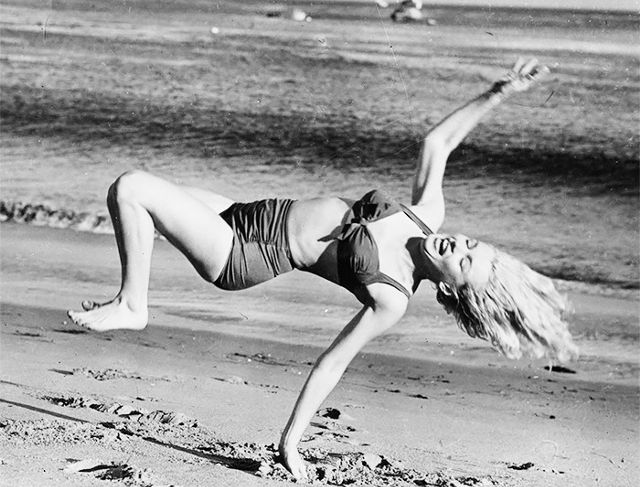 these-old-pictures-of-marilyn-monroe-in-swimsuits-are-amazing-1845304-1469197016.640x0c