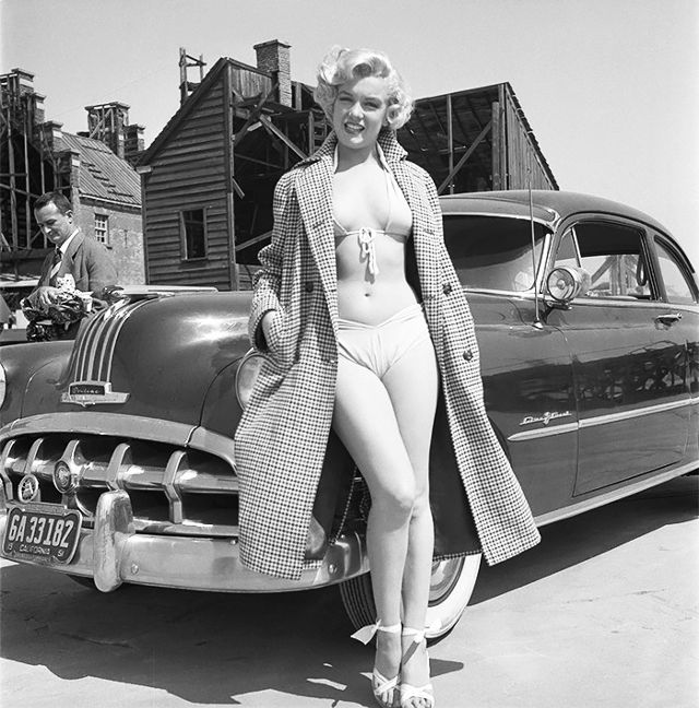 these-old-pictures-of-marilyn-monroe-in-swimsuits-are-amazing-1845309-1469197017.640x0c