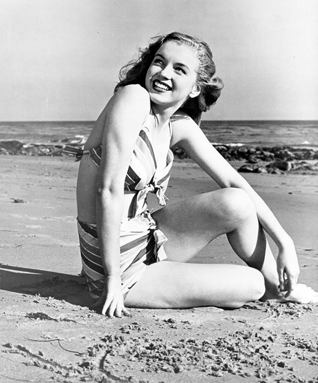 these-old-pictures-of-marilyn-monroe-in-swimsuits-are-amazing-1845305-1469197016.640x0c