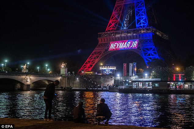 مشهد برج ايفل يعبر عن فرحة الفرنسيين بشكل عام بقدوم نيمار