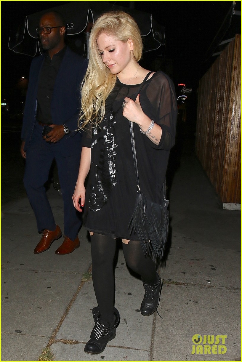 avril-lavigne-steps-out-for-dinner-with-guy-pal-04