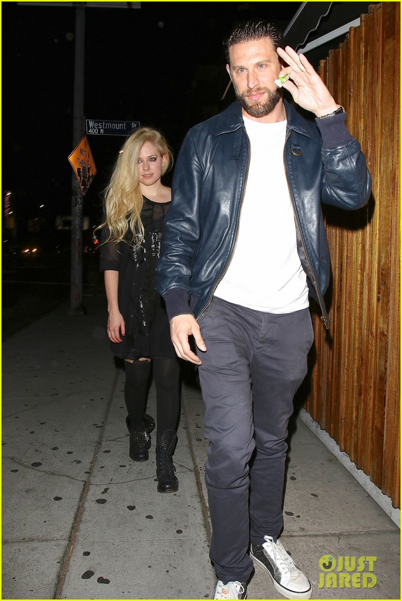 avril-lavigne-steps-out-for-dinner-with-guy-pal-05