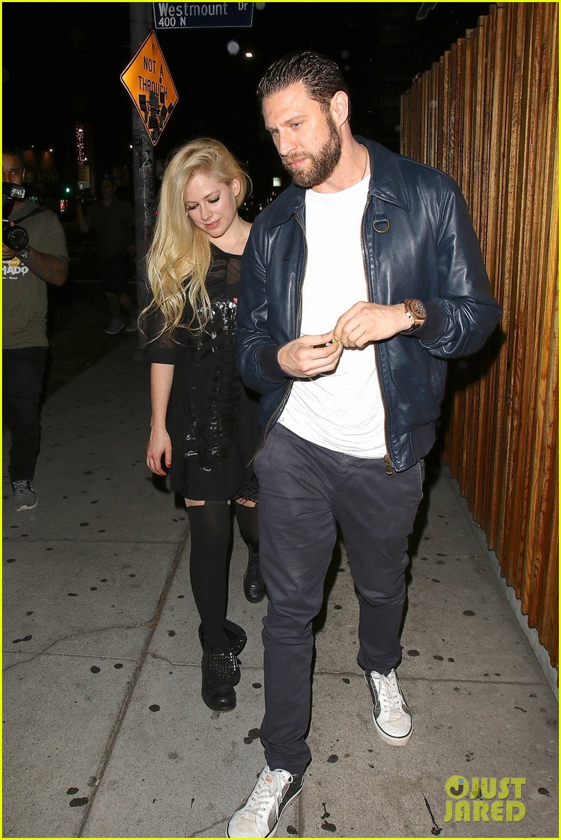 avril-lavigne-steps-out-for-dinner-with-guy-pal-01