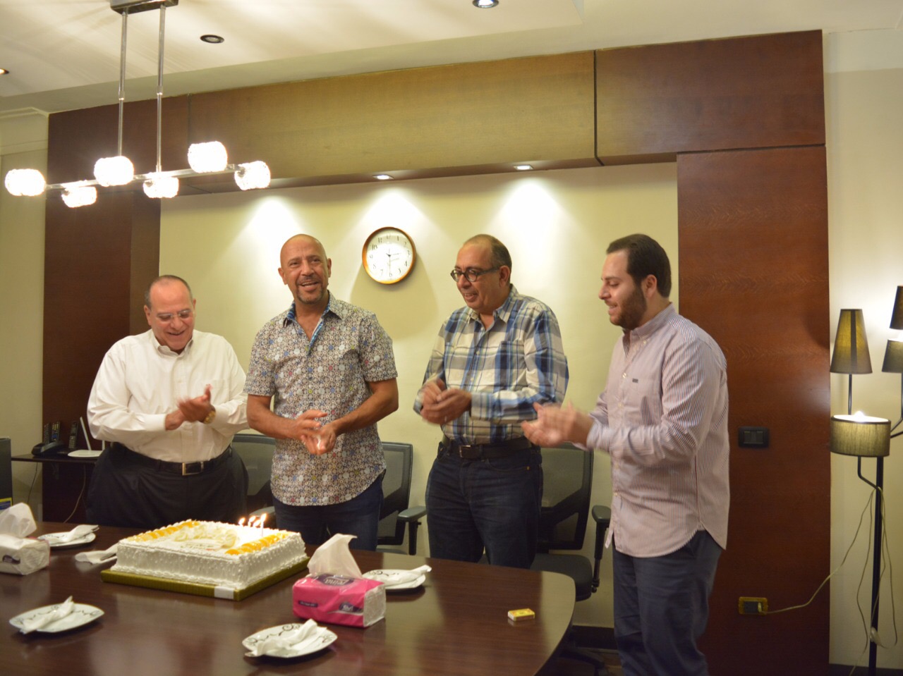 اشرف عبد الباقى يحتفل بعيد ميلاده مع صادق الصباح ونجله انور