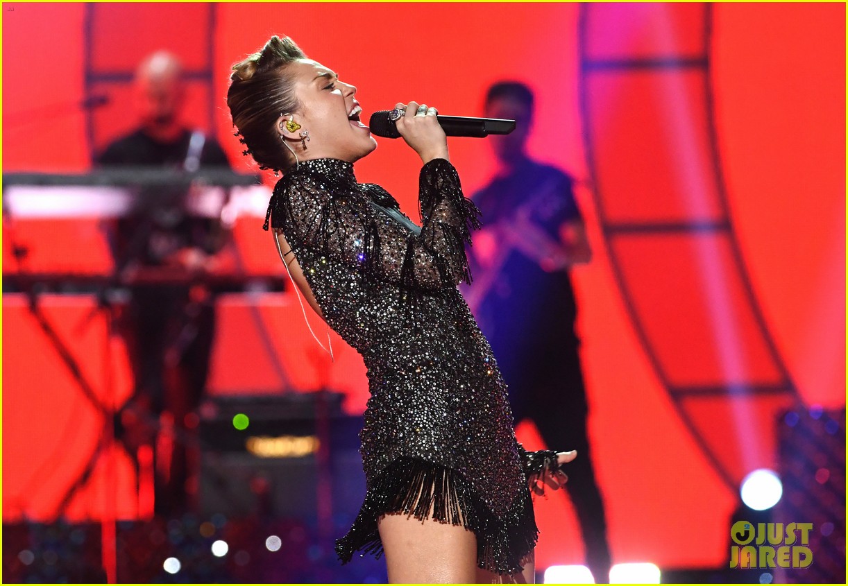miley-cyrus-sparkles-on-stage-at-iheartradio-music-festival.-07