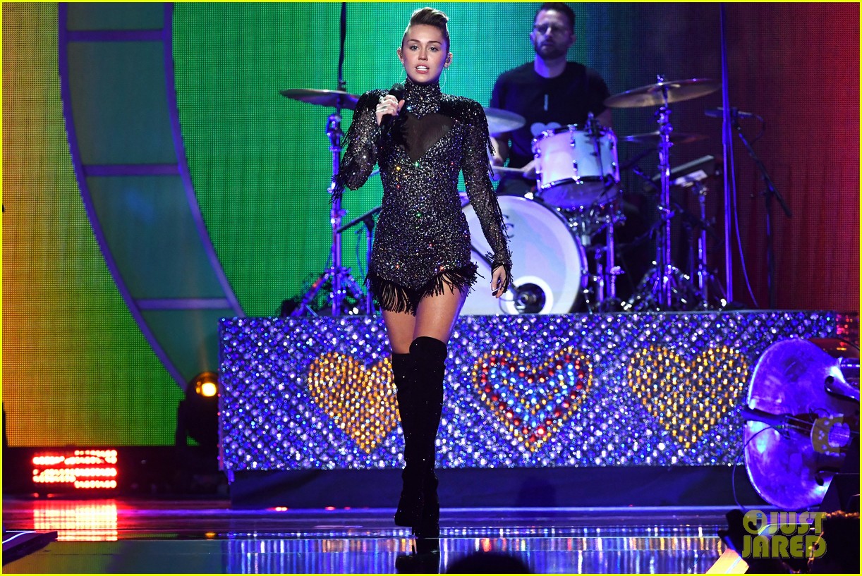 miley-cyrus-sparkles-on-stage-at-iheartradio-music-festival.-05