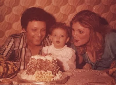 ريهام عبد الغفور خلال عيد ميلادها مع والدها ووالدتها