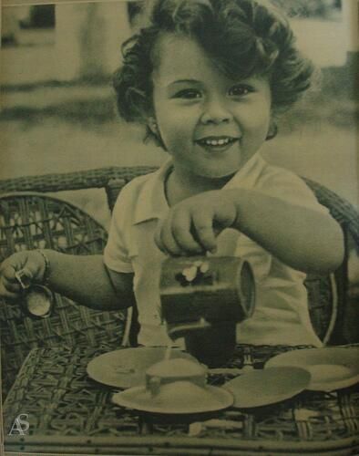 صورة أخرى للملكة فريدة فى طفولتها