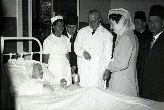 الملكة فريدة اثناء زيارتها للمرضى