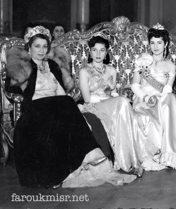 فريدة على اليمين بجانبها الأميرة فوزية امبراطورة ايران بهذا الوقت وبجانبها الملكة الأم نازلى