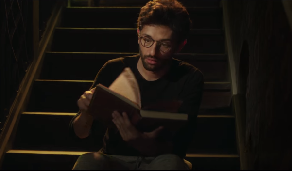 يوسف يقراء الكتاب ضمن أحداث الفيلم